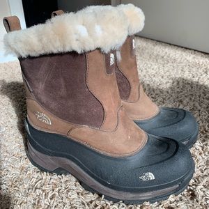 Women’s North Face snow boots. Never worn in snow!